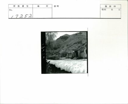 群山间的传统建筑与石墙.jpg