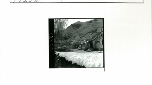 群山间的传统建筑与石墙.jpg