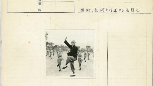 老人与孩子户外武术练习.jpg