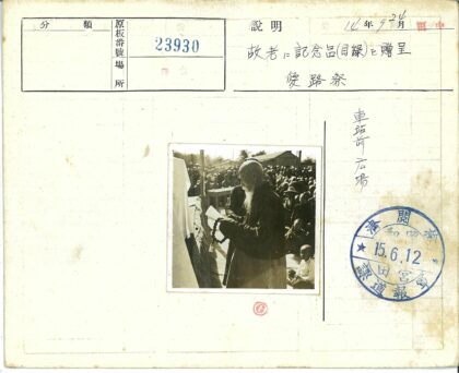 老人手持念珠户外讲经.jpg