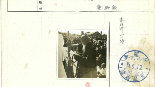 老人手持念珠户外讲经.jpg