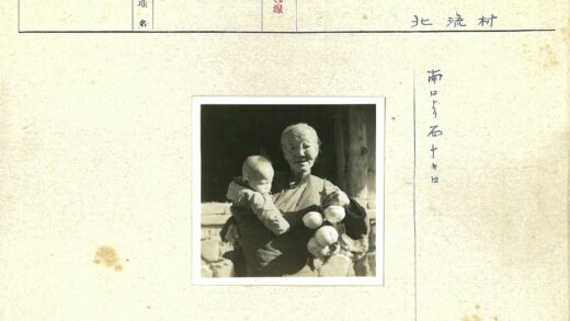 老人抱婴持柿古墙木梁.jpg