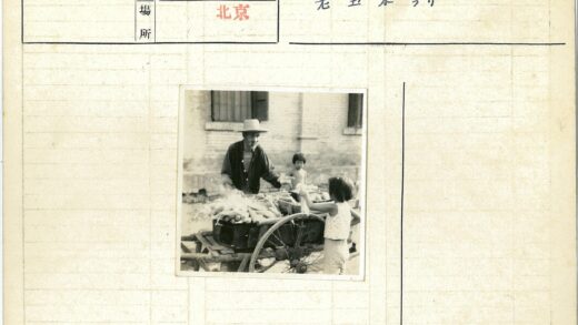 老人木车卖玉米给孩子.jpg