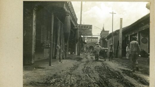 老城区泥泞街道黄包车行人景象.jpg