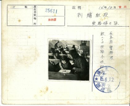 老师指导学生绘画活动.jpg