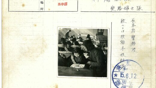 老师指导学生绘画活动.jpg