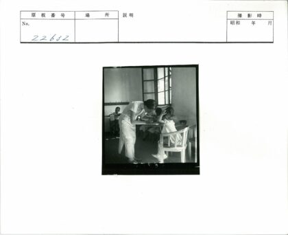 老师辅导学生写字课堂.jpg