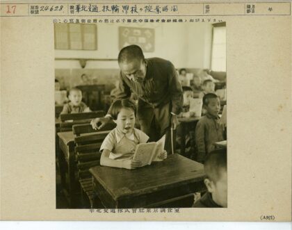 老师辅导学生阅读课堂.jpg