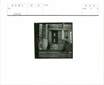 老建筑柱子与自行车街景.jpg