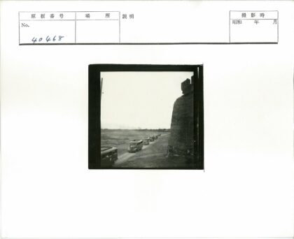 老式公共汽车行驶土路砖墙旁.jpg