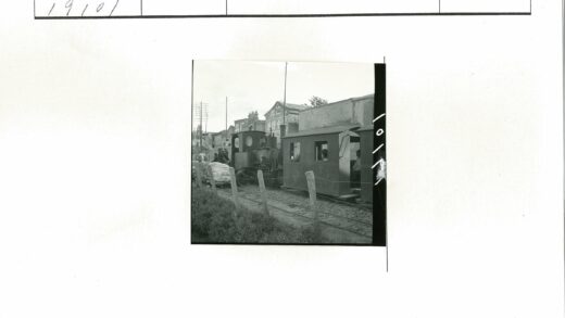 老式火车与建筑街景.jpg