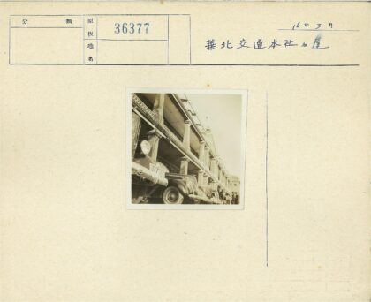 老爷车与古典建筑.jpg