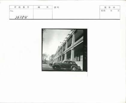 老爷车与古典建筑街景.jpg