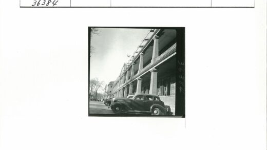 老爷车与古典建筑街景.jpg