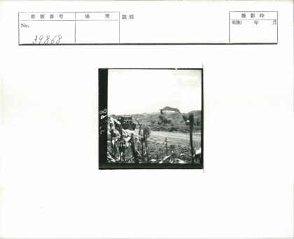老爷车行驶在乡间土路上.jpg