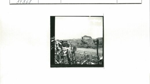 老爷车行驶在乡间土路上.jpg