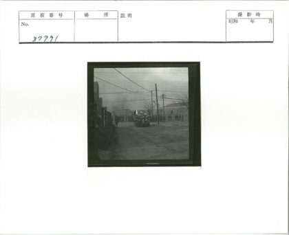 老爷车行驶在旧城土路上.jpg