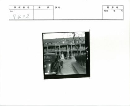 老爷车驶向钟楼建筑.jpg
