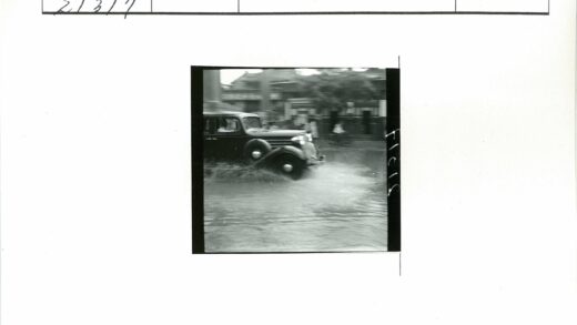 老爷车驶过水淹街道.jpg