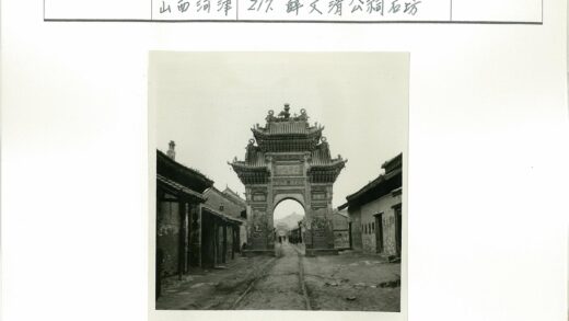 老街拱门与行人.jpg