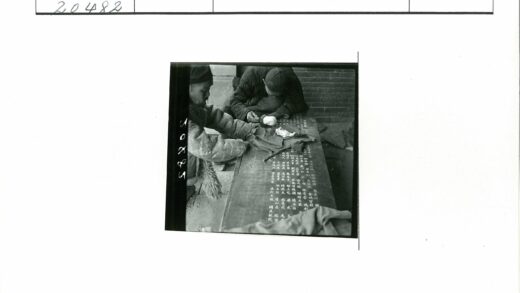考古学家石碑修复工作现场.jpg
