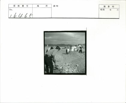 考古队员山区挖掘现场.jpg