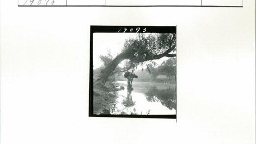 背包人静观河影.jpg