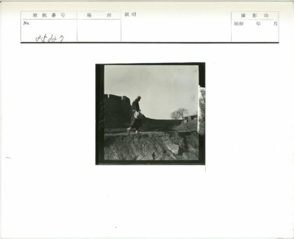背包客行走石墙土路.jpg