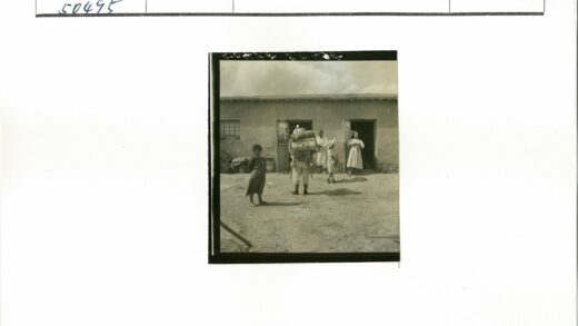 背包旅人站在双门建筑前.jpg