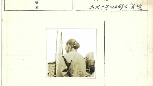 背影与城市建筑.jpg