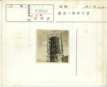 脚手架围挡的高楼与山脉景色.jpg
