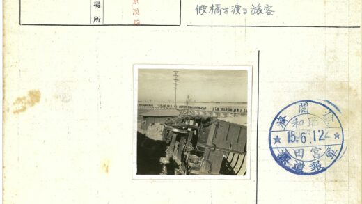 脱轨列车残骸与田野远景.jpg