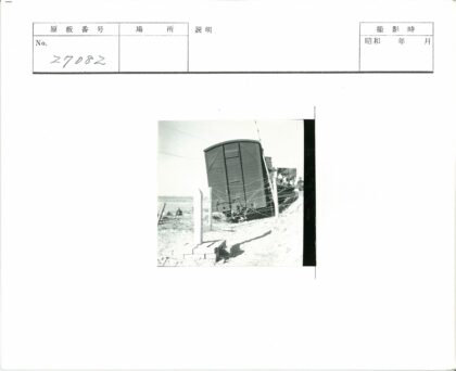 脱轨火车车厢与田野背景.jpg
