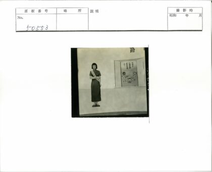 腰带女人与双人对峙壁画.jpg