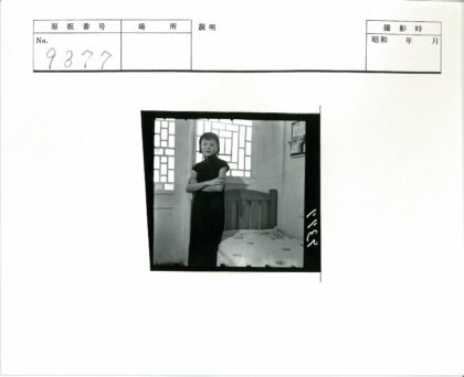 自信女人与印花床单卧室.jpg