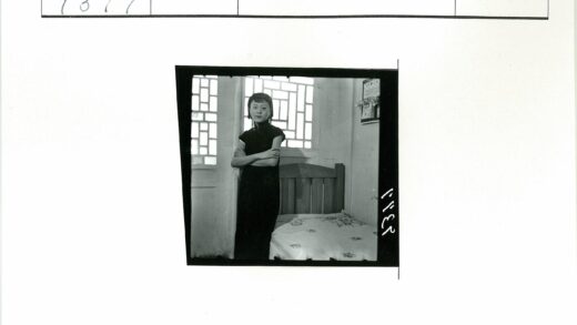 自信女人与印花床单卧室.jpg