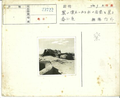 自然小屋与晴朗天空.jpg
