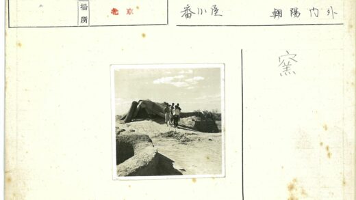 自然小屋与晴朗天空.jpg