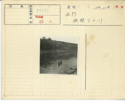 自然水域孩童游泳石墙树木背景.jpg