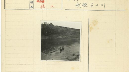 自然水域孩童游泳石墙树木背景.jpg
