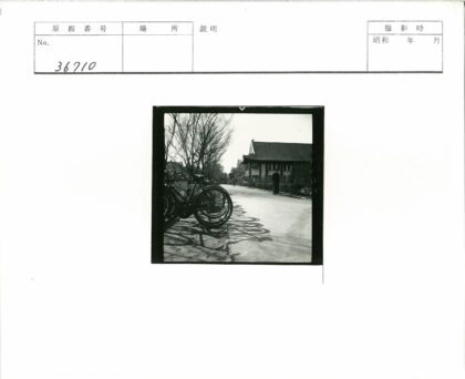 自行车与行人传统建筑小路.jpg