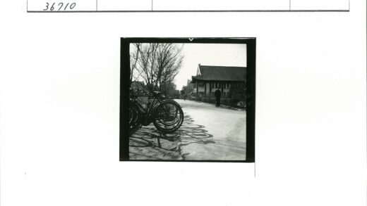 自行车与行人传统建筑小路.jpg