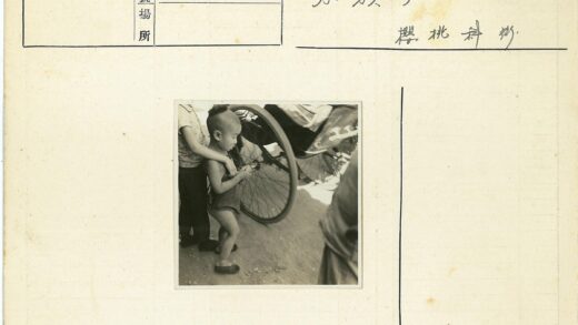 自行车旁的孩童.jpg
