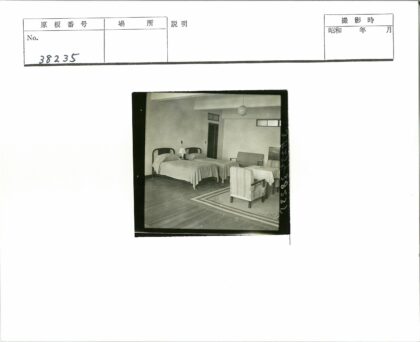 舒适双床卧室带休息区木地板.jpg
