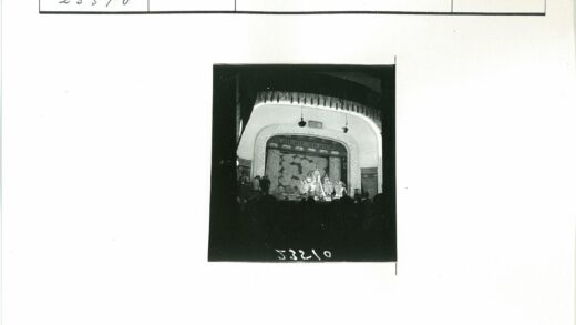 舞台演员戏服表演黑白照.jpg