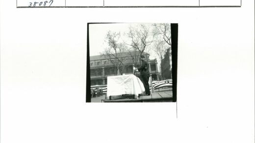 舞台演讲者与冬季背景.jpg
