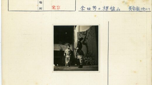 舞台表演者与森林背景.jpg