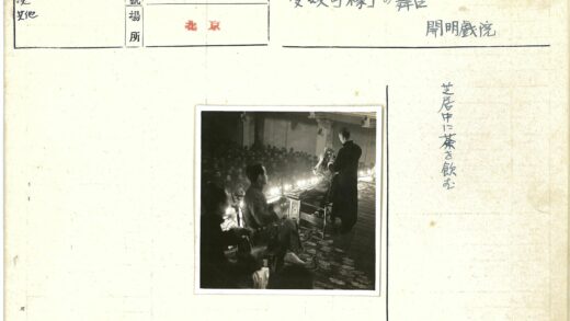 舞台音乐表演现场观众聚集.jpg