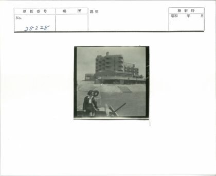 船上举旗望水边建筑.jpg