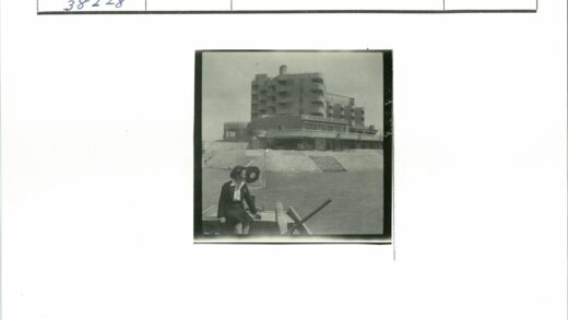 船上举旗望水边建筑.jpg